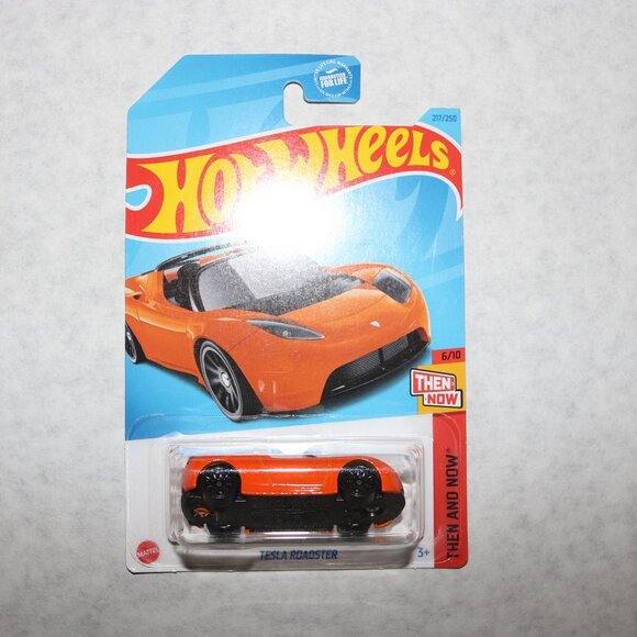Hot Wheels Ford lot of 6 Tesla S Plaid, Y models and roadster NIP 1:64 scale - Picture 6 of 7